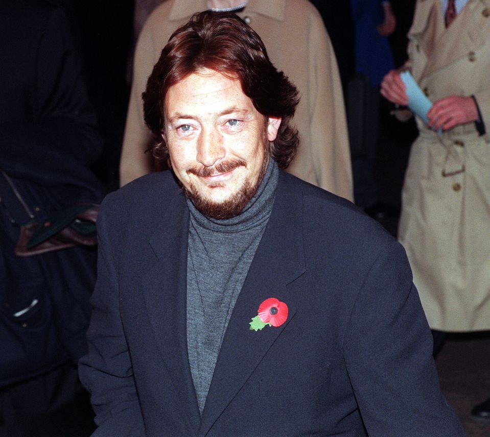 Na archívnej snímke z 22. decembra 2025 britský spevák a skladateľ Chris Rea prichádza na otvorenie filmového festivalu v Londýne.
