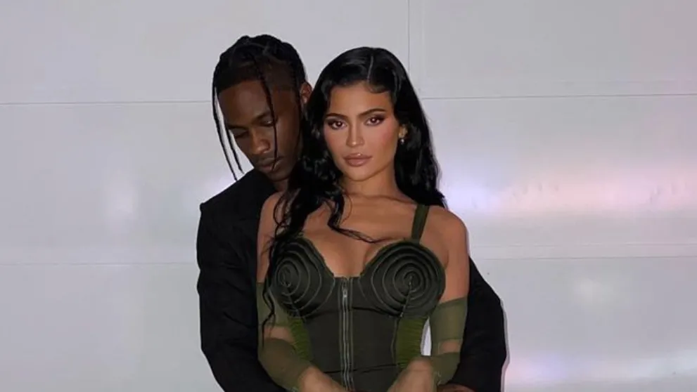 Kardashianka rozdelila fanúšikov na dva tábory. Čo to má na rukách?