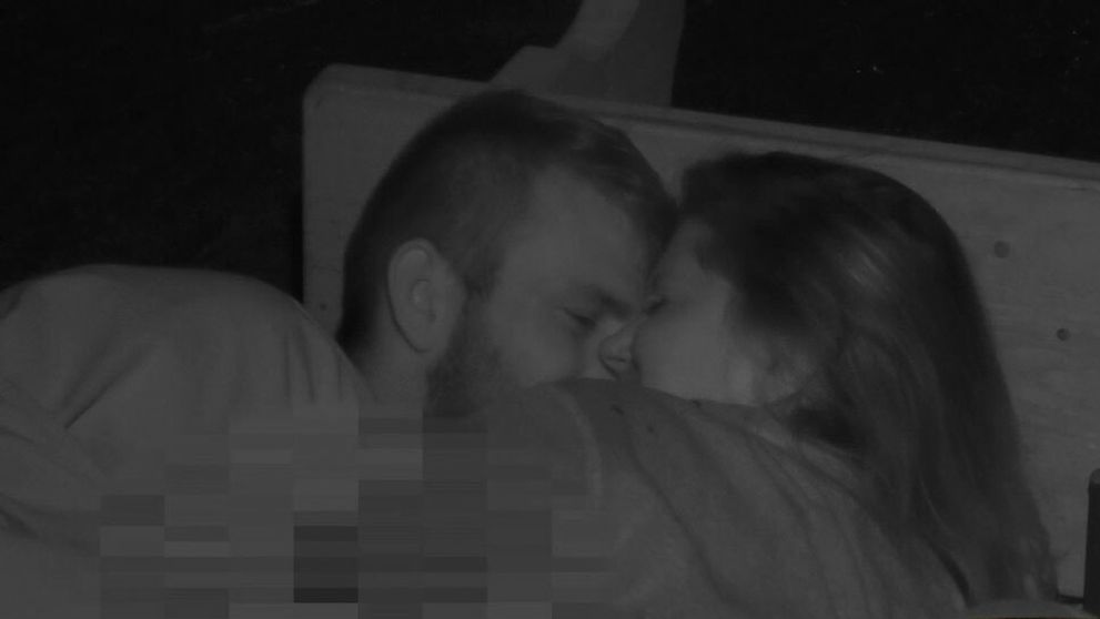 Čo sa dialo pod perinou? Kompletný záznam ďalšej spoločnej noci štvorice farmárov!