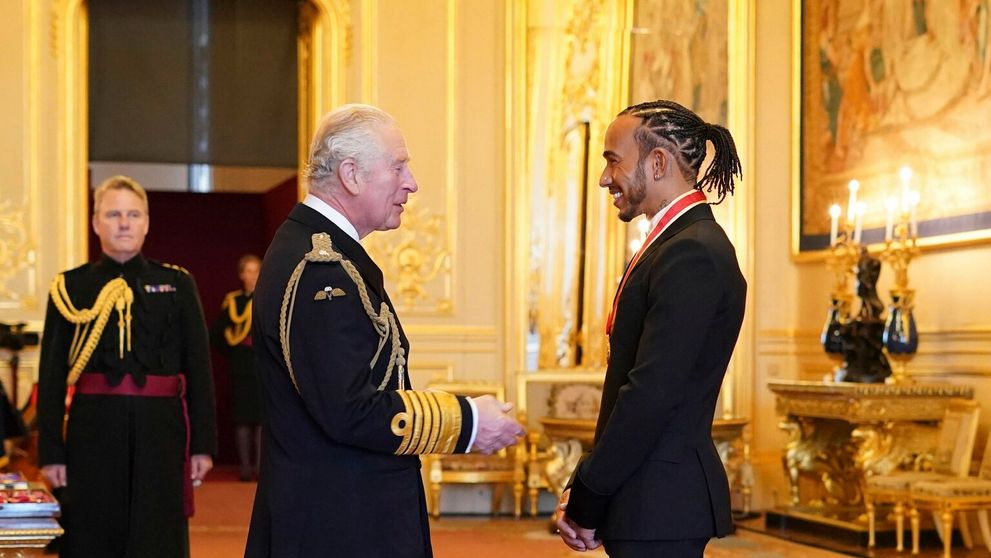 Princ Charles menoval Lewisa Hamiltona za rytiera