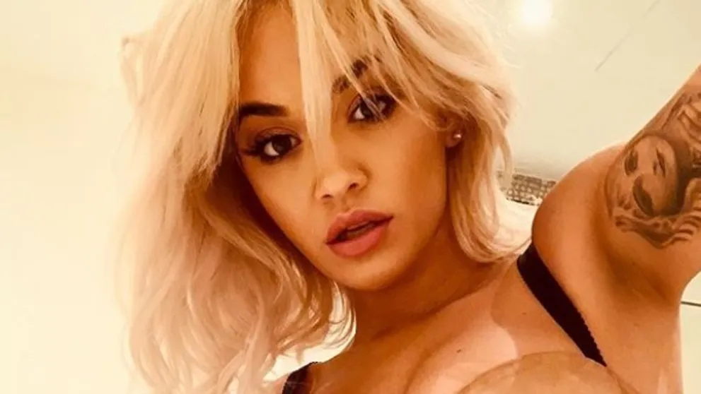 Najlepšia halloweenska maska? Rita Ora sa zmenila na nepoznanie!