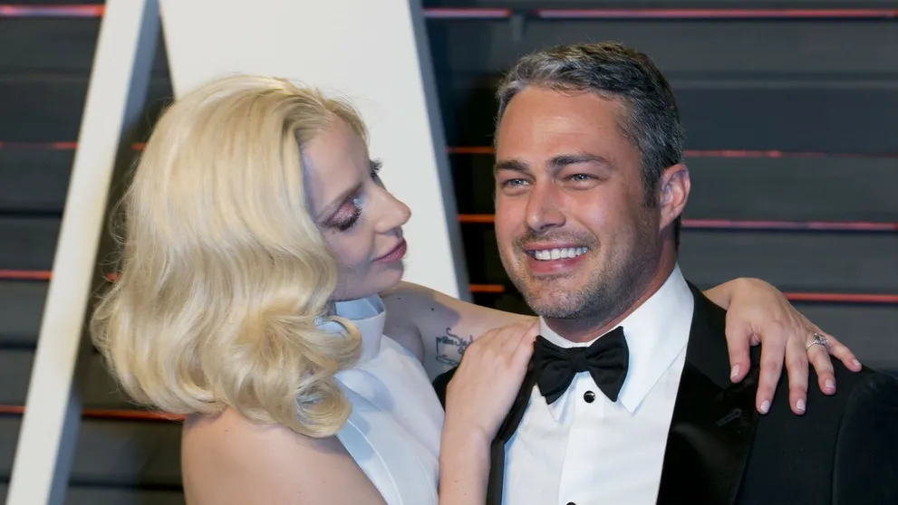 Expriateľ Lady Gaga sa vyzliekol v novom seriáli: Toto telo patrilo slávnej speváčke