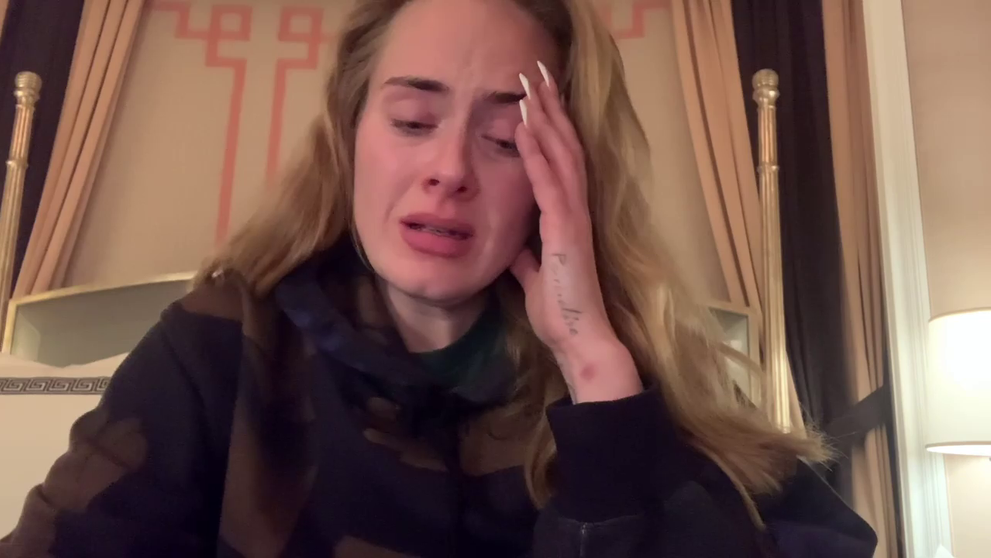 Adele v slzách. Zdrvená speváčka preplakala celé video pre fanúšikov