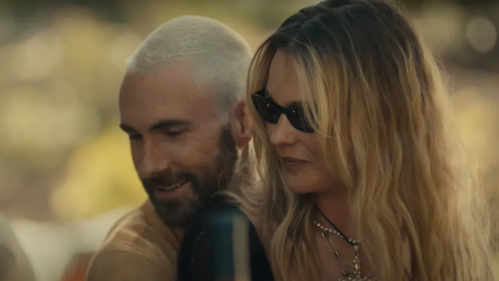 Chytí vás za srdce. Adam Levine ukázal v novom klipe krásnu rodinu