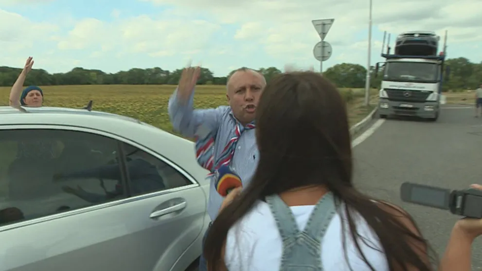 V pekných oblekoch a na luxusných autách okrádajú vodičov. Mesiace sme sledovali ďalší gang