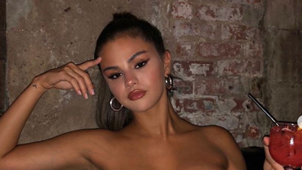 Aj ona má silikóny? Selene Gomez držal top len na bradavkách