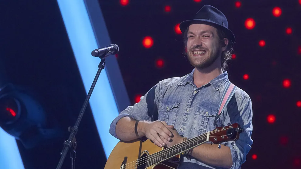 Radikálna zmena imidžu. Fešáka z The Voice na tejto fotke nespoznáte