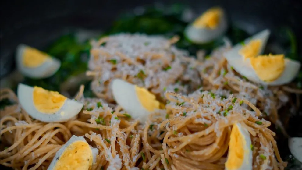 Dusený špenát so soba rezancami a karfiolovo brokolicová ,,ryža”
