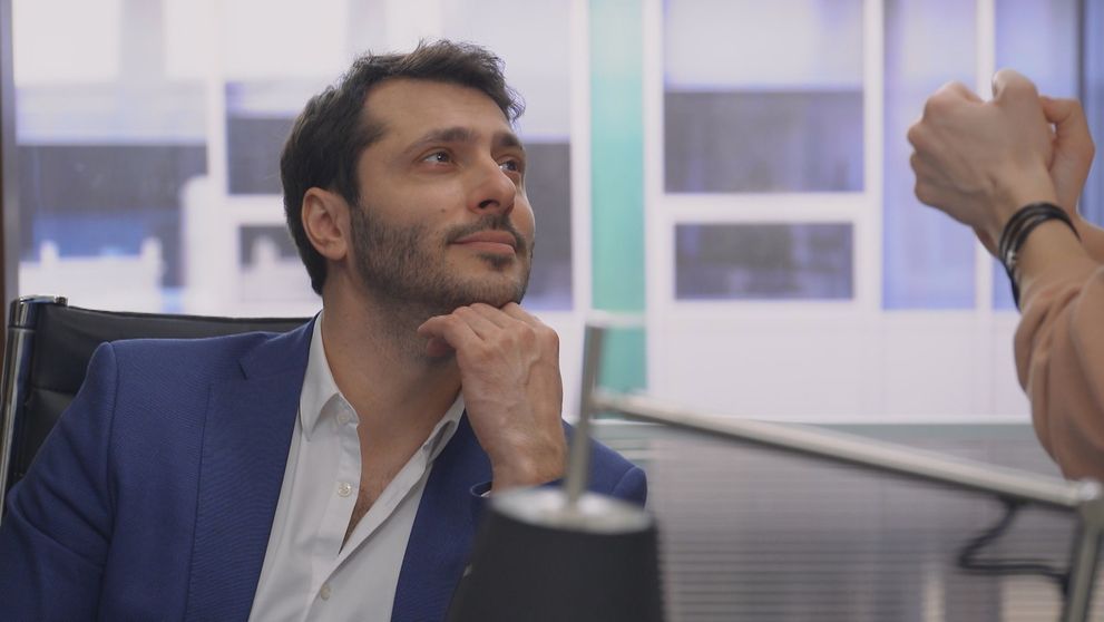 Alex má zasa novú asistentku. Je mladá, krásna a Ema na ňu veľmi žiarli