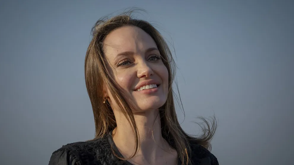 Angelina Jolie šla donaha. Zmyselné fotky kolujú internetom
