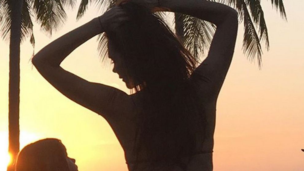 To sa tak často nevidí. Victoria Beckham vytrčila zadok v bikinách
