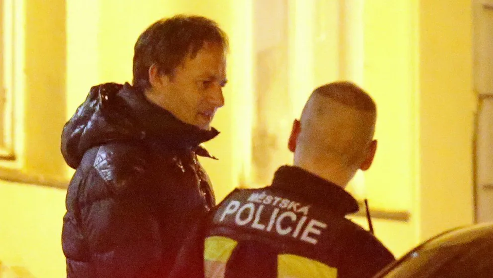 Habera sa zabával s priateľmi v bare. Nepríjemný incident s políciou