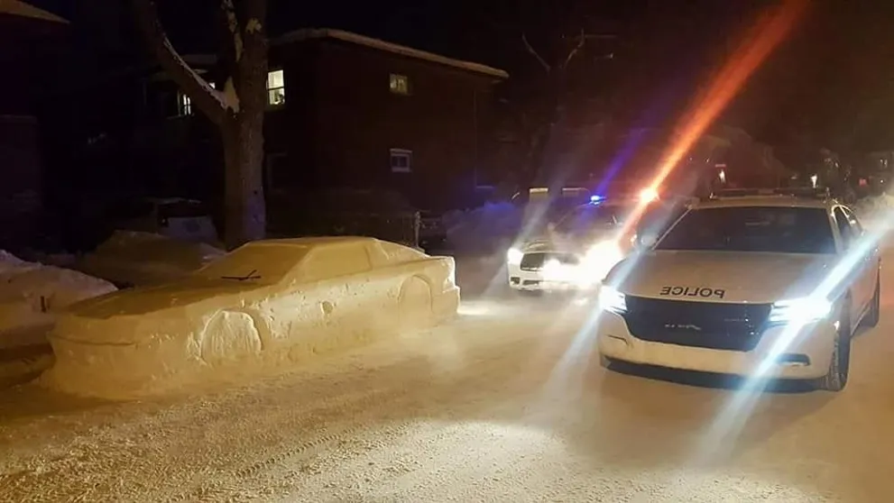 Na zakázanom mieste postavili dokonalé auto zo snehu, policajti dokonca vytiahli blok na pokuty