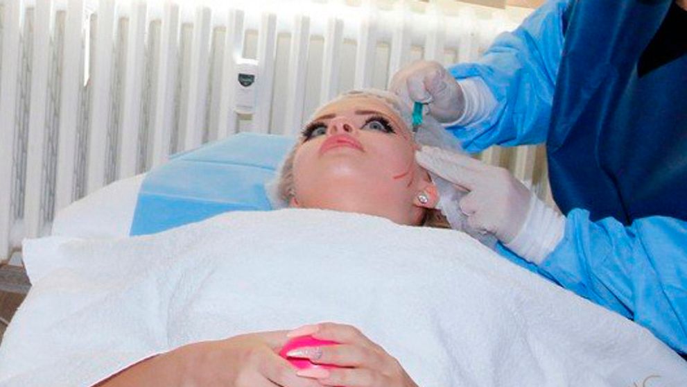 Zábery pre odolných: Česká Barbie podstúpila nepríjemný zákrok