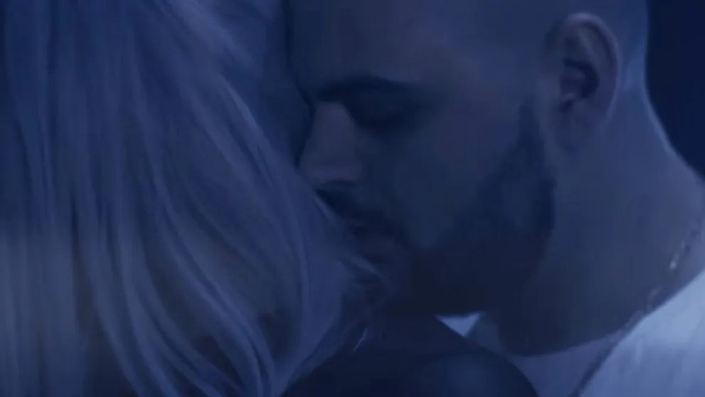 Slovenský raper zverejnil nový videoklip. Kto je tá neznáma blondínka?