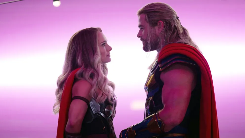 Neuveriteľné, čo Chris Hemsworth urobil pred bozkom s kolegyňou