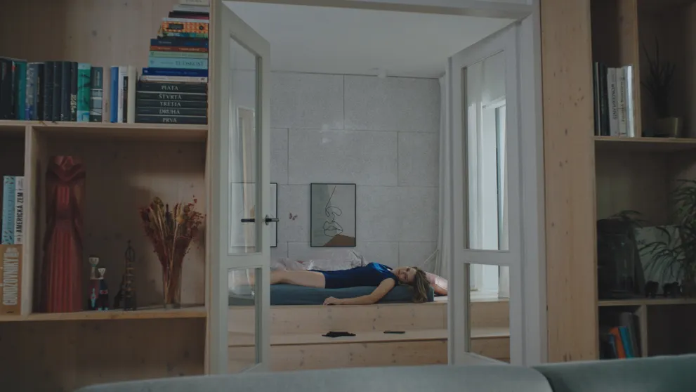 Laura sa prebudila po rande. Vie, že jej to Andrej urobil