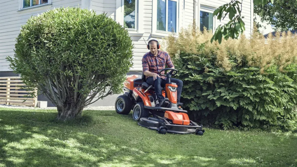 Záhradný traktor vs. rider: Rozhodnutie môžu ovplyvniť tieto faktory