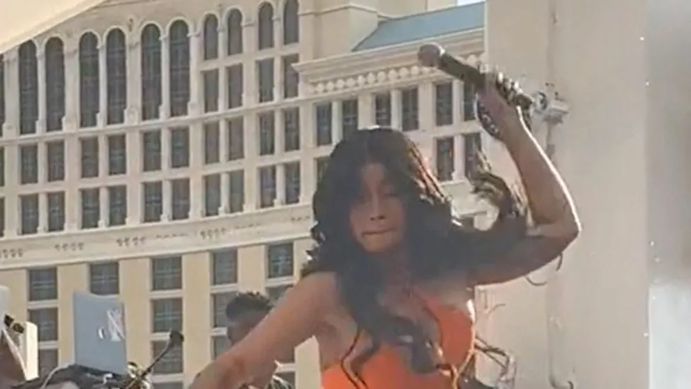 Cardi B obliala vodou, tá po nej hodila mikrofón. Žena podala trestné oznámenie