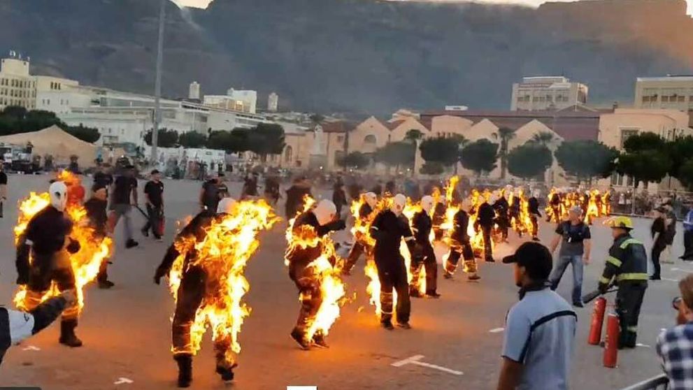 Šialený nový svetový rekord: 32 kaskadérov sa naraz podpálilo