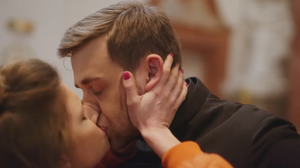 Tesne pred svadbou chcela otestovať svoju lásku k snúbencovi. Vrhla sa na kňaza!