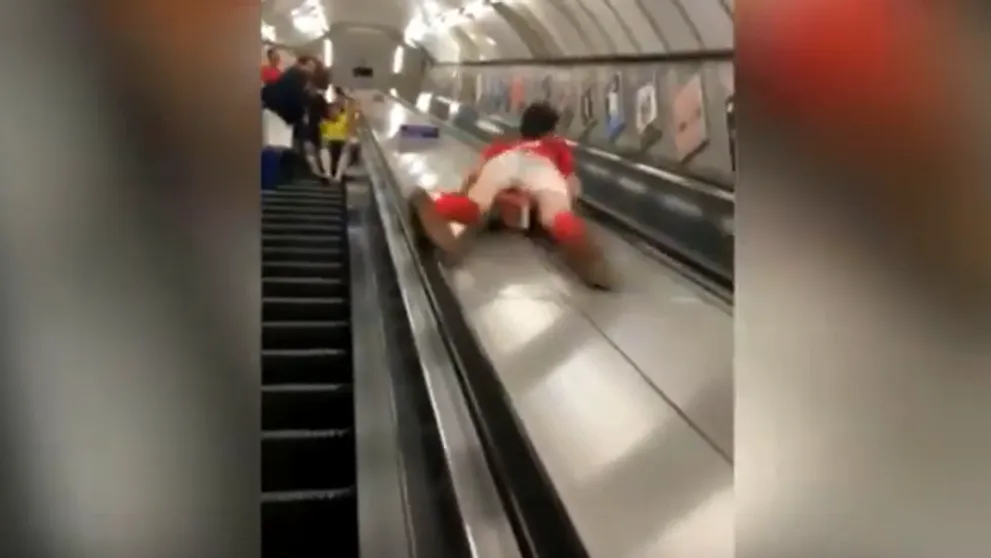 VIDEO: Opitý Brit sa rozhodol šmýkať po eskalátore. Narazený rozkrok bol iba začiatok