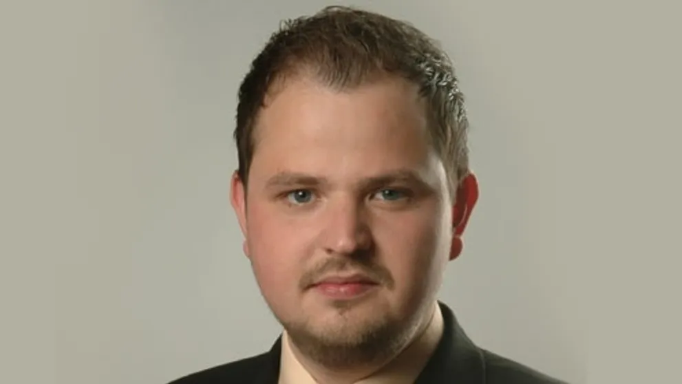 Dobrák od kosti na cestách