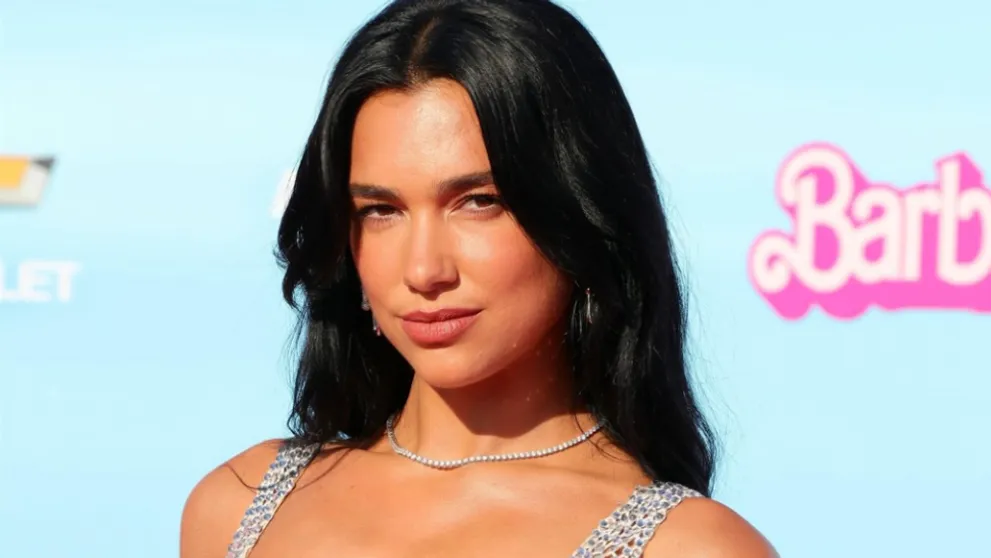 Dua Lipa na premiére Barbie. Síce oblečená, ale ukázala všetko