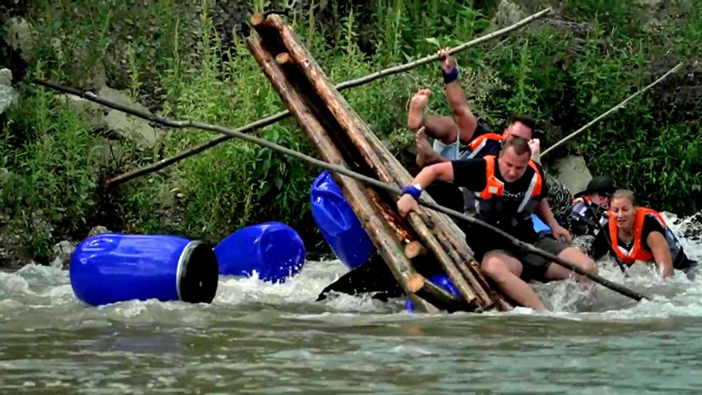 Plť šla po zrážke ku dnu ako Titanic: Prvé zranenie na Farme!
