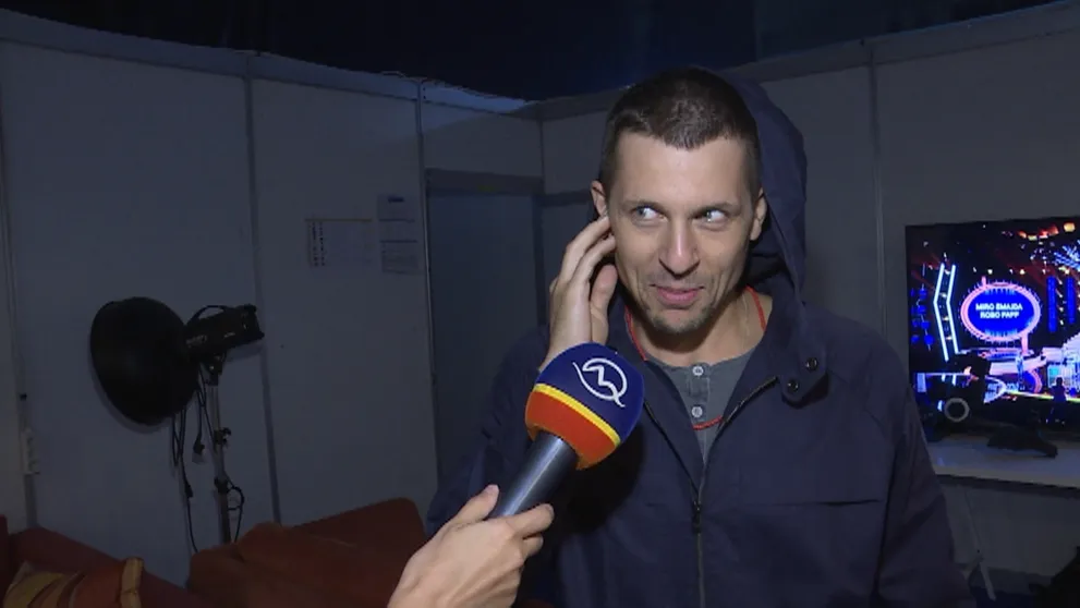 Juraj Loj si uťahoval z režiséra. Toto nasledovalo, keď sa zjavil vo dverách
