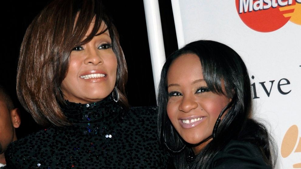 Bobbi Kristina umiera v hospici, aj tak ju niekto zažaloval