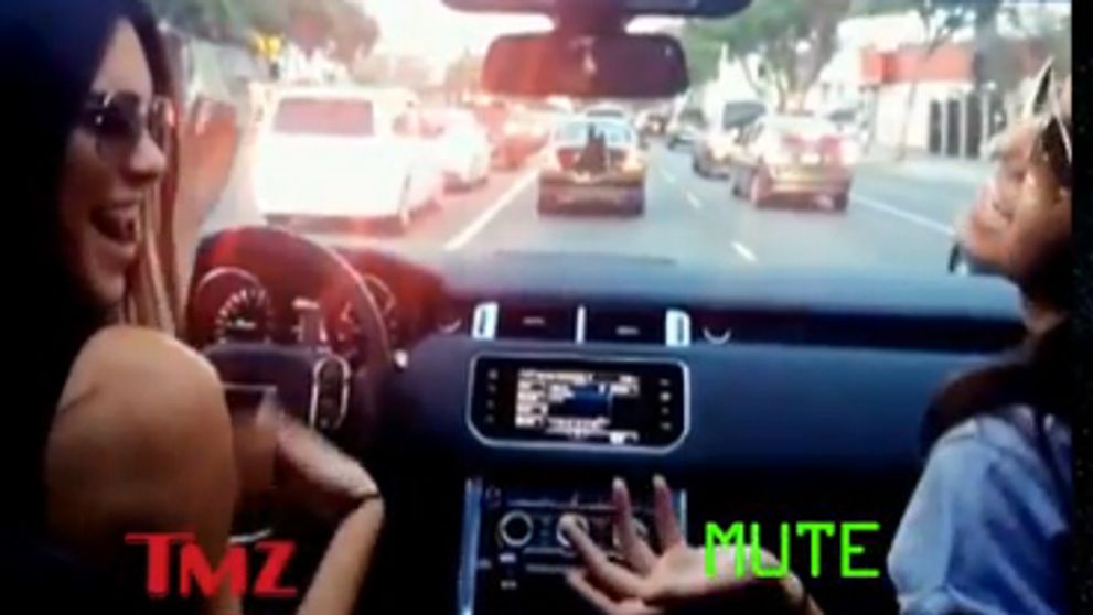 Keď jazdí Kendall Jenner, všetci by sa mali skryť. Video ako dôkaz!