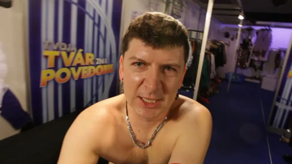 Pomsta je sladká! Toto vyviedol polonahý Bičan v zákulisí nášmu kameramanovi!