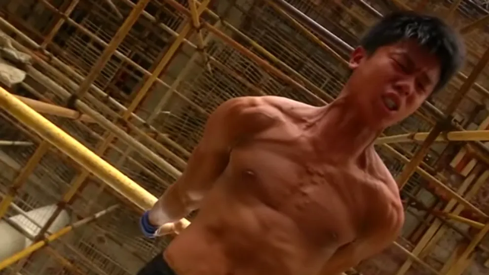 Robotník na stavbe predvádza poriadne kúsky: Na lešení cvičí ako profesionálny gymnasta