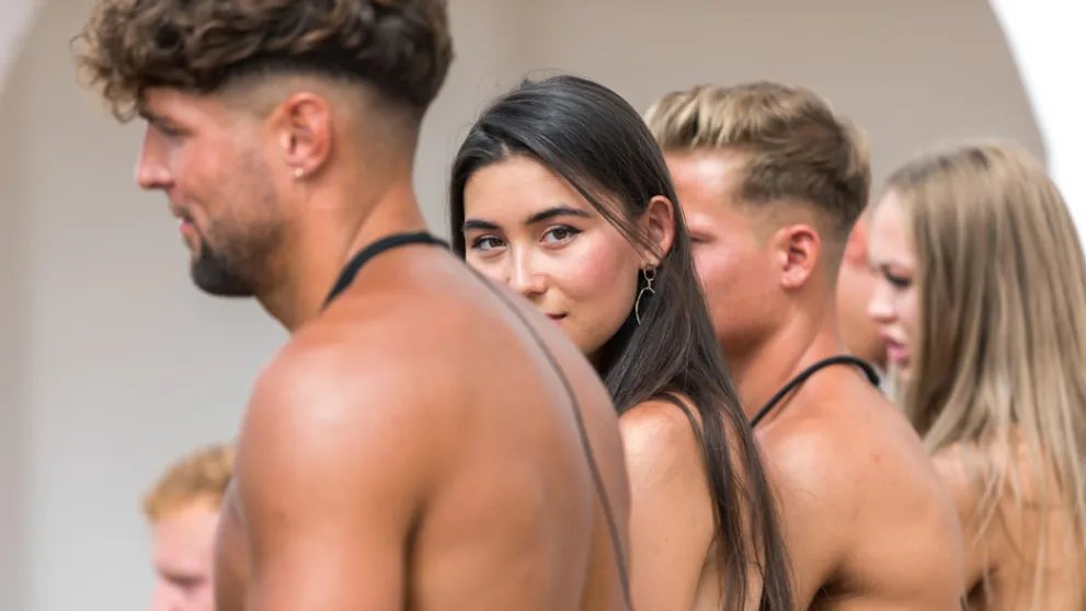 Honza chcel po vypadnutí pozvať Naomi na rande. Jej reakcia ho nepoteší