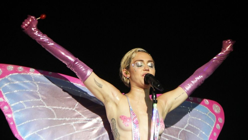 Miley Cyrus v akcii: V hlavnej úlohe prsia a chlpaté pazuchy