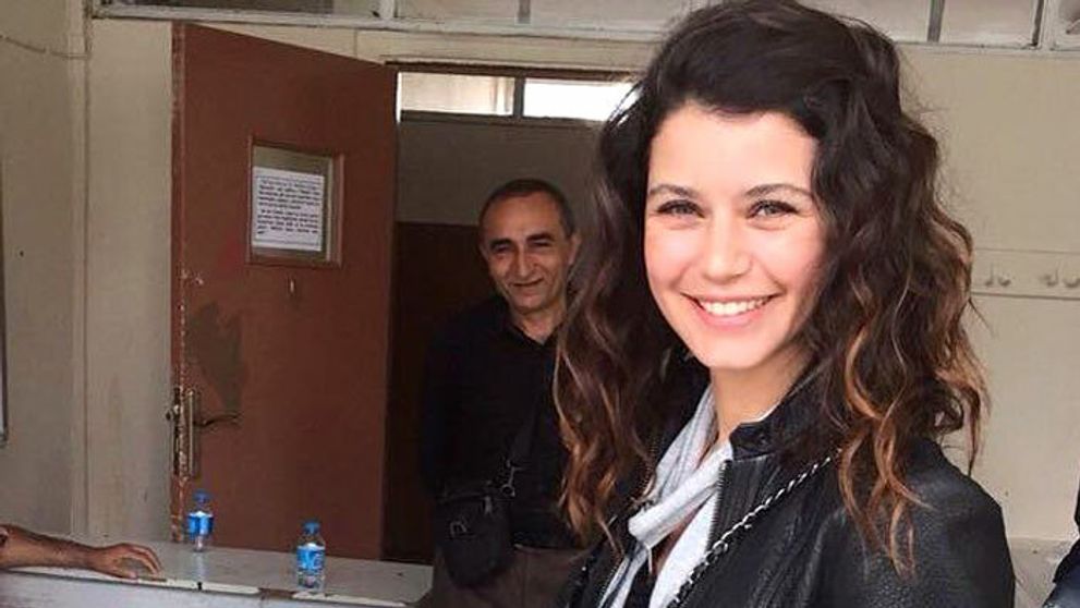 Beren Saat: Vysmiata pri urne?!