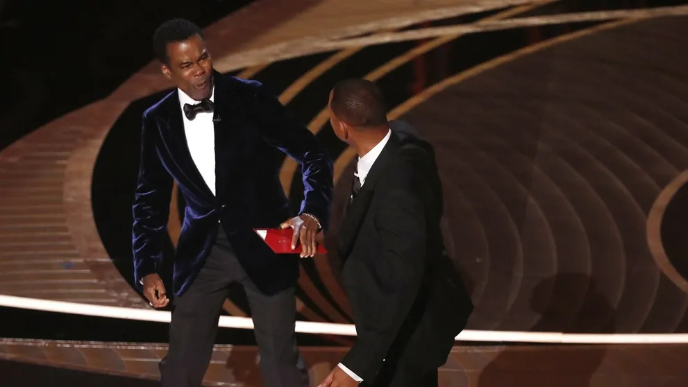 Chris Rock po facke prvýkrát prehovoril. Smithovi hrozí až odobratie sošky