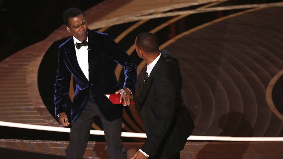 Chris Rock po facke prvýkrát prehovoril. Smithovi hrozí až odobratie sošky