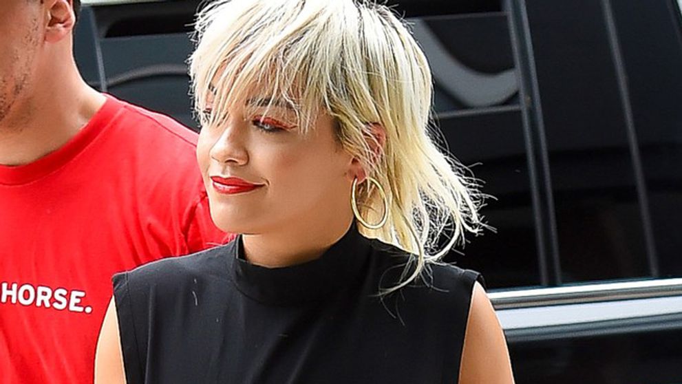 Vykukne, nevykukne? Rita Ora si môže dovoliť chodiť bez podprsenky