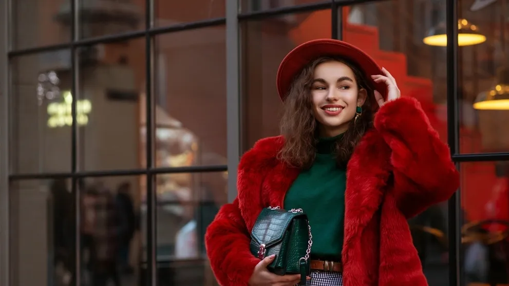 Prečo by mala mať každá žena vo svojom šatníku crossbody kabelku?