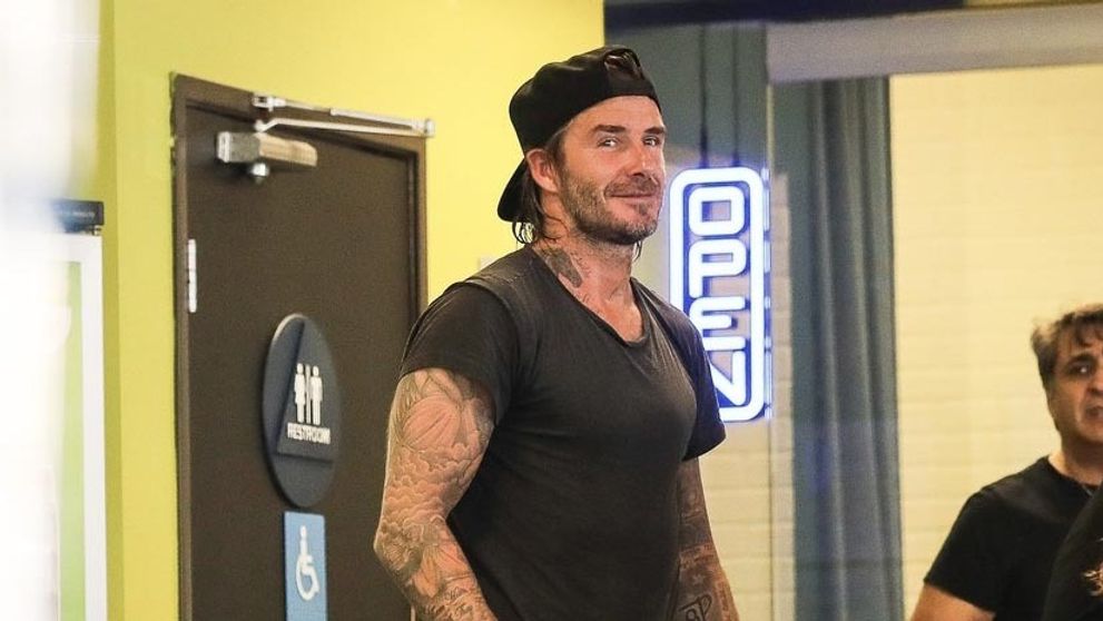 David Beckham ako český turista. Nie každý by mal na tento trend odvahu