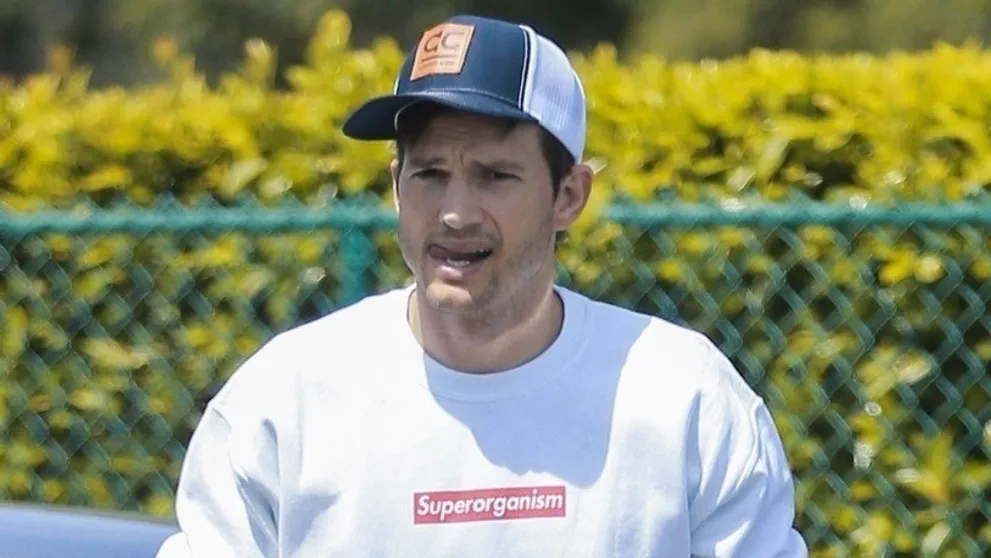 Ashton Kutcher vyrazil do ulíc: Počkať... to čo má na hlave?
