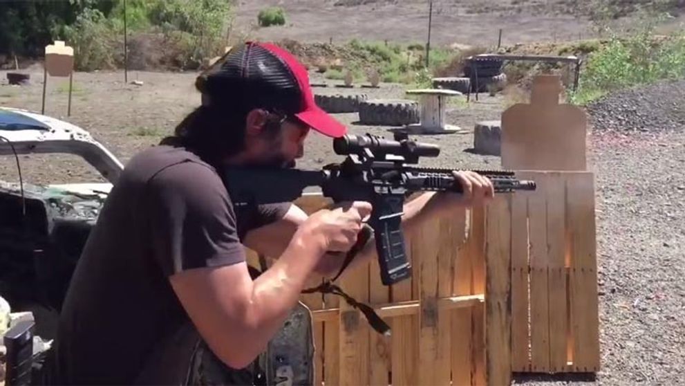 Video ako dôkaz! Keanu Reevesa so zbraňou by ste nahnevať nechceli