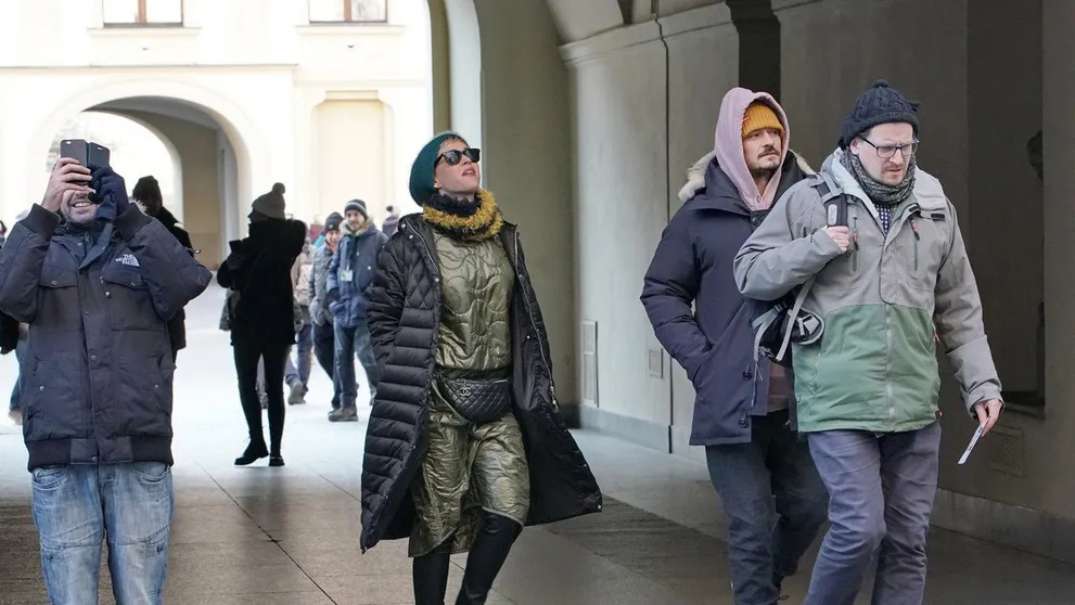 V Prahe sú obrovské hviezdy! Ľudia ani netušili, kto vedľa nich stojí