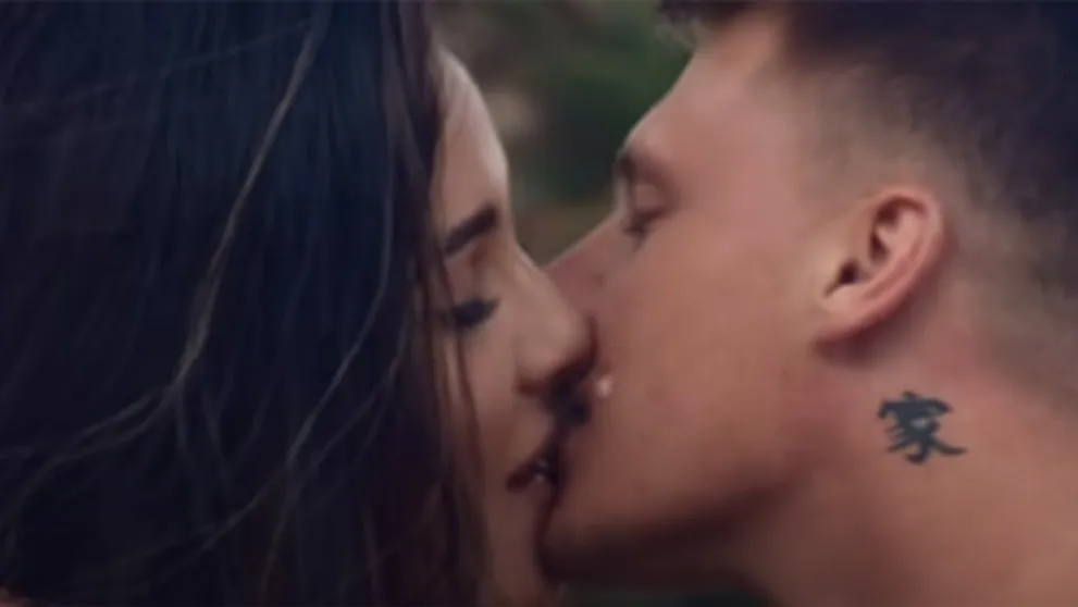 Horúci klip krásnej Adély: Sexy zábery v plavkách aj bozkávačky