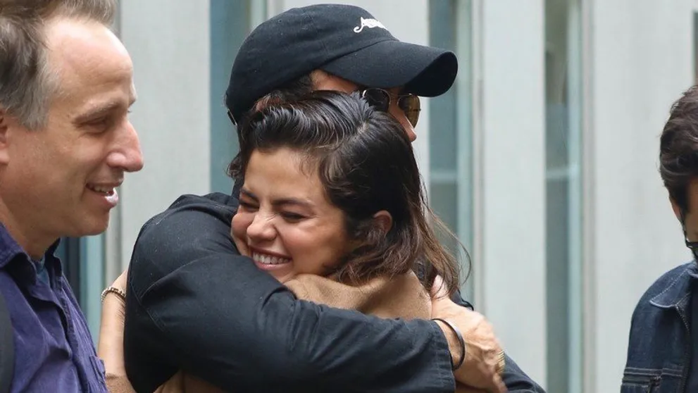 Selena Gomez žiari šťastím. V objatí oveľa staršieho muža