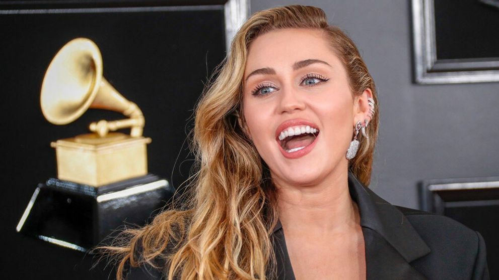 Miley sa nezaprela: Najprv si rukami držala prsia, potom si prelepila bradavky