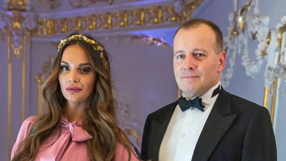 Kollár na plese opäť s Heringhovou. Takéto šaty sme od nej nečakali