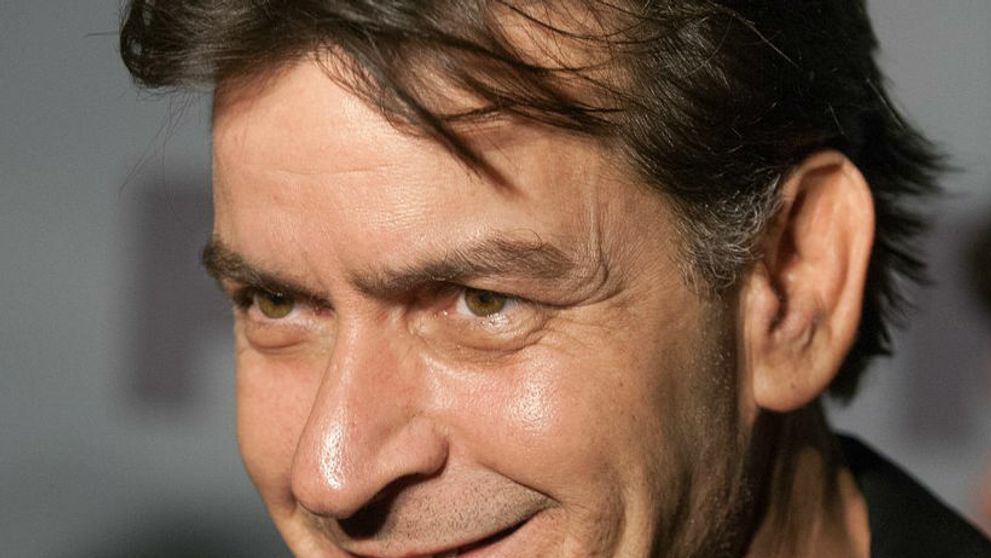 Identita herca s HIV odhalená. Je to Charlie Sheen!
